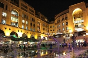 Bares e restaurantes na Nelson Mandela Square a noite