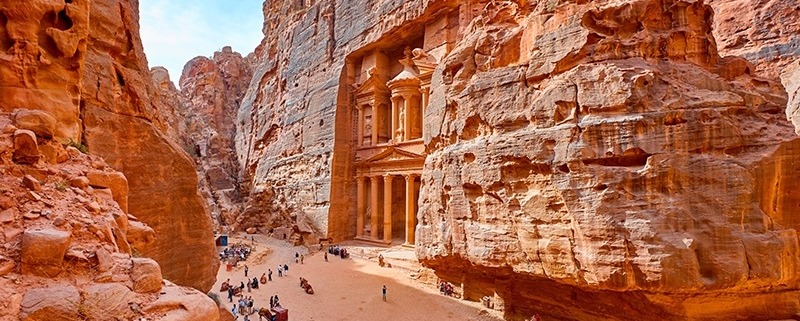 Vista lateral do Templo Al-Khazneh em Petra