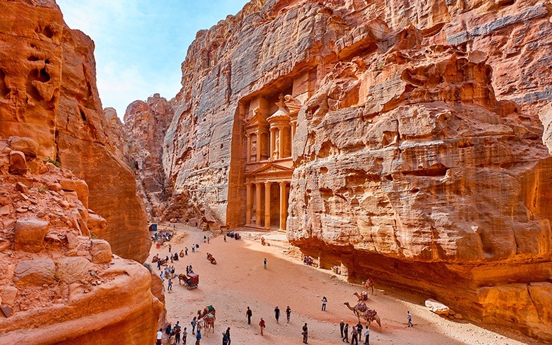 Vista lateral do Templo Al-Khazneh em Petra